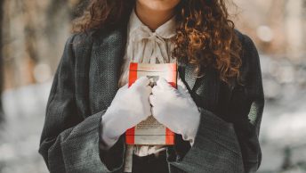 immagine lettrice che stringe un libro